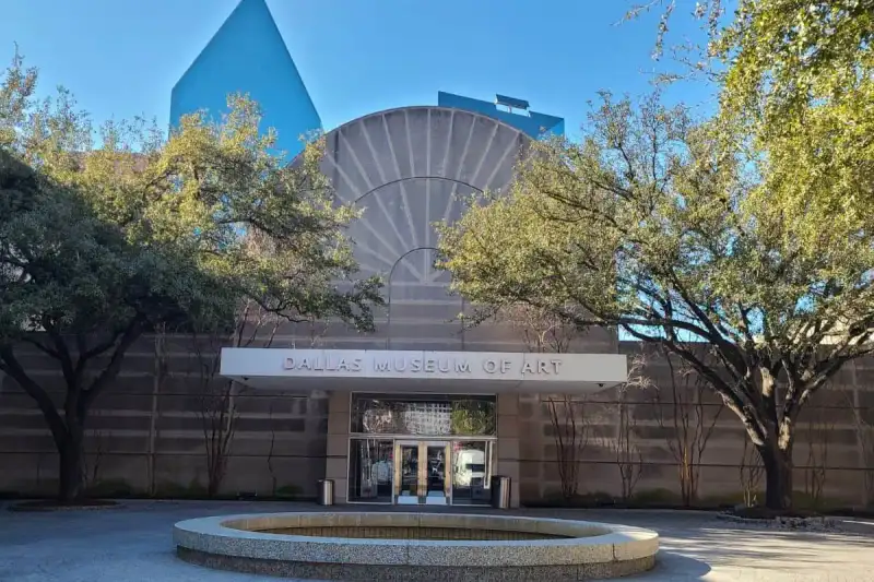 Limestone exterior and barrel-vaulted entrance of the Dallas Museum of Art in the Arts District