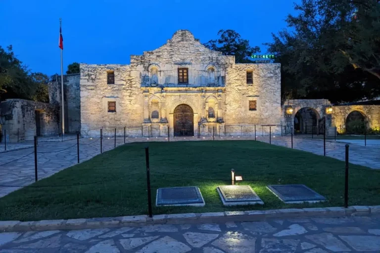 Best Places to Visit in Texas - The Alamo San Antonio TX